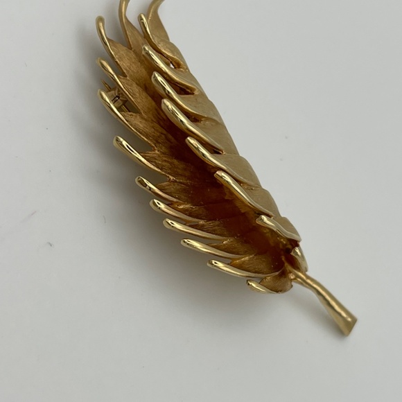 Vintage Marcel Boucher Gold  Tone Layered  Floral Leaf  Brooch Signed Numbered - Picture 3 of 7
